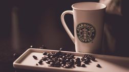 Kaffeebohnen und Tasse